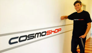 Rudi, neuer Azubi bei CosmoShop.